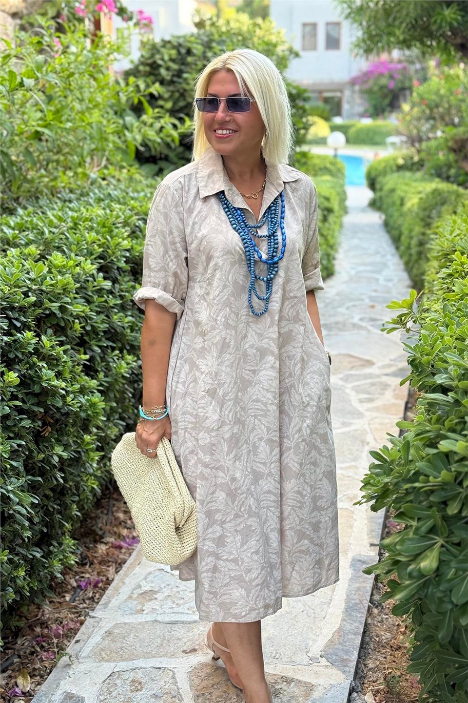 Nora – Suknelė su Lapų Raštu ir Atsipalaidavusia Išvaizda