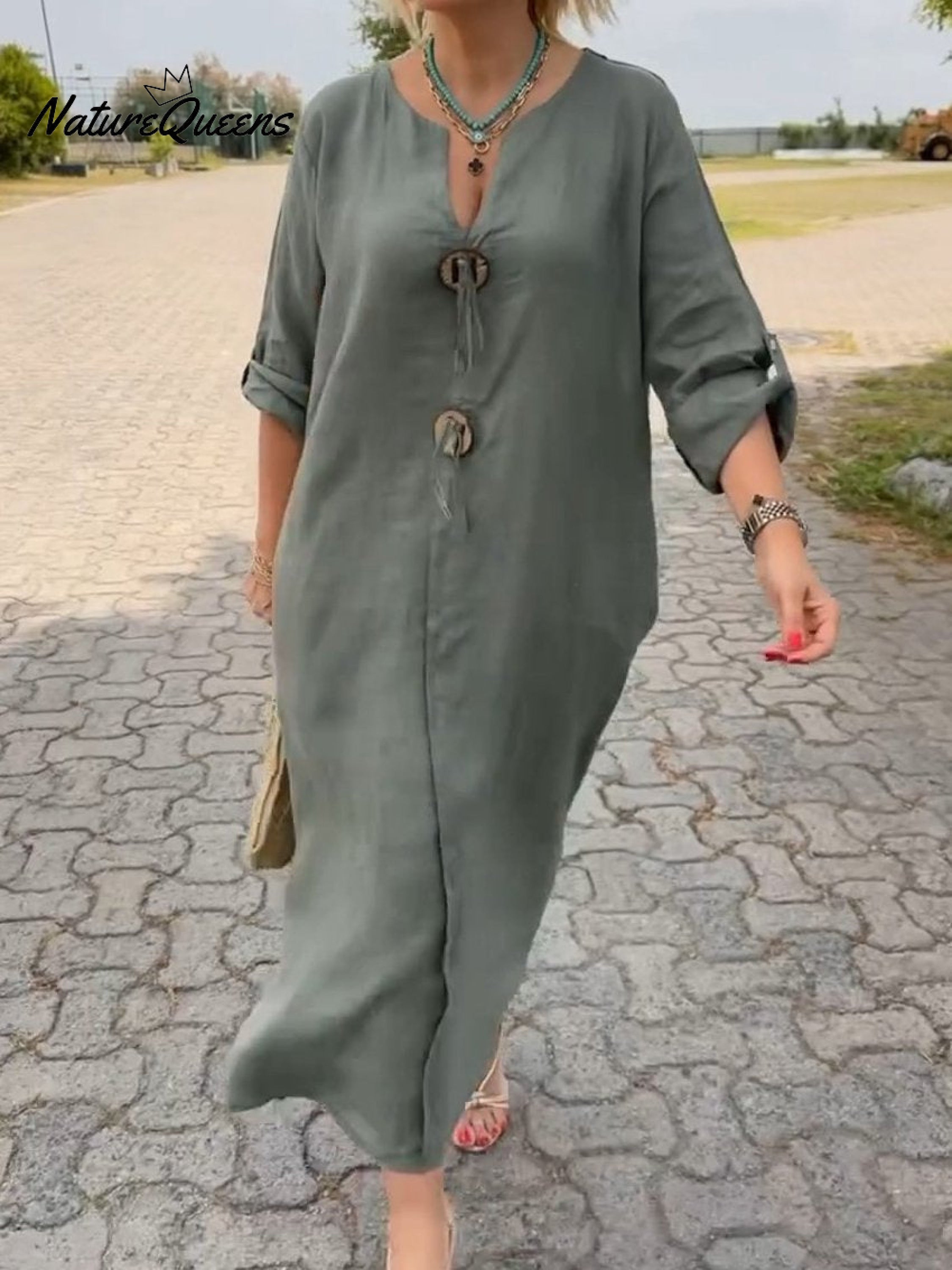 Noor – Ilga suknelė su mediniais akcentais ir laisvomis rankovėmis