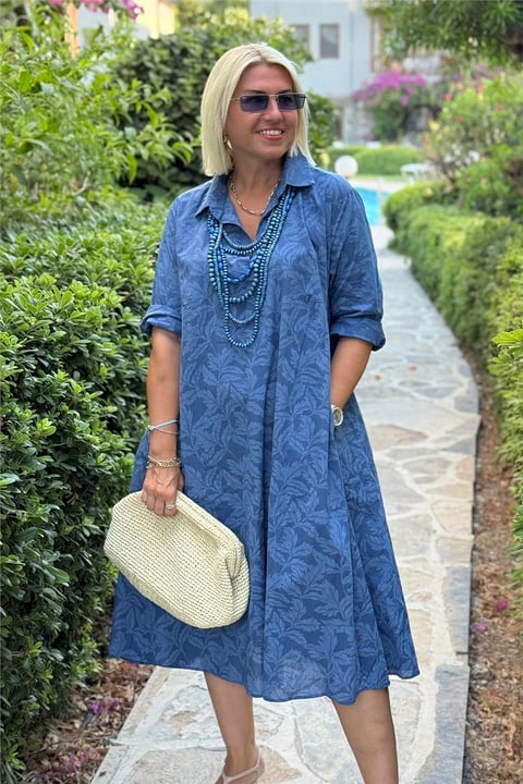 Nora – Suknelė su Lapų Raštu ir Atsipalaidavusia Išvaizda