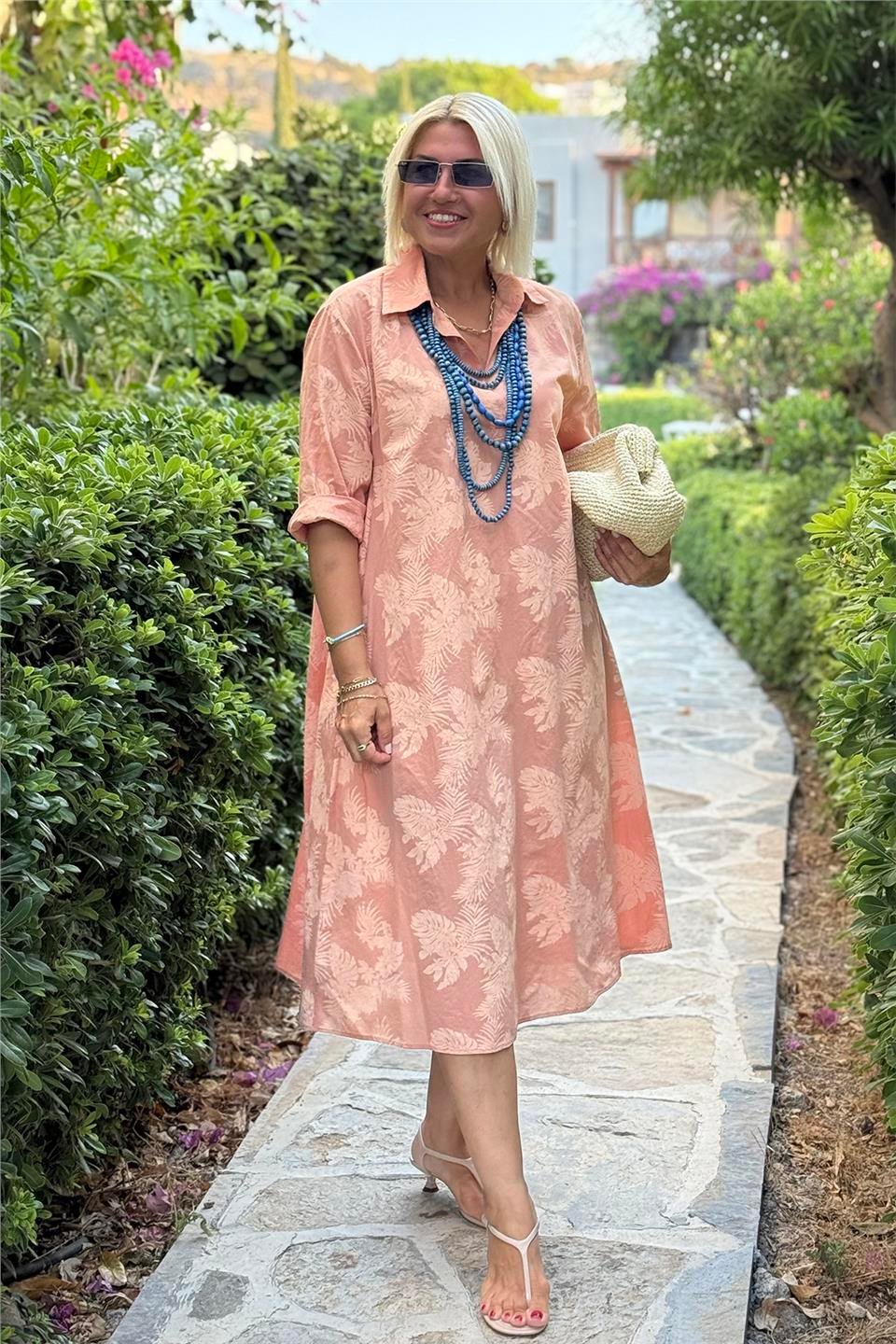 Nora – Suknelė su Lapų Raštu ir Atsipalaidavusia Išvaizda