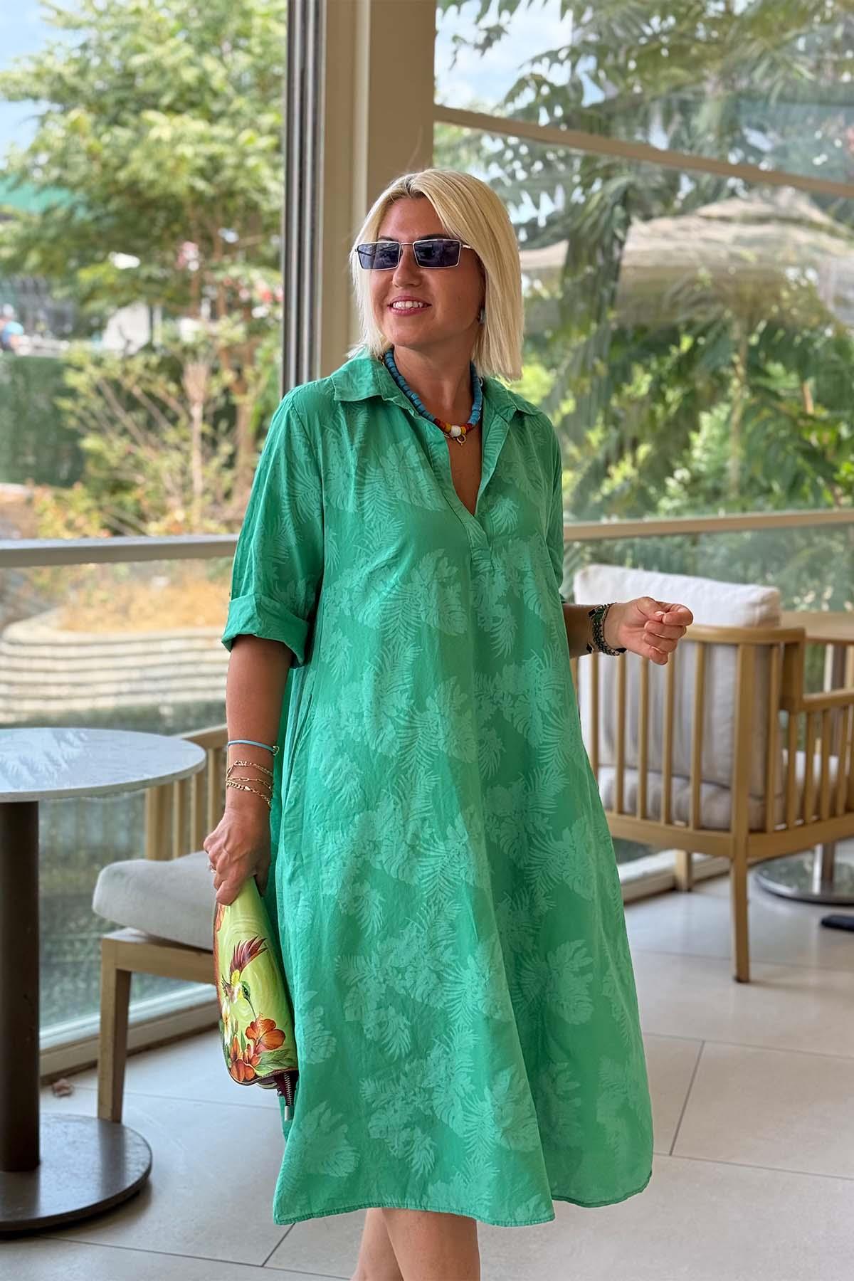 Nora – Suknelė su Lapų Raštu ir Atsipalaidavusia Išvaizda