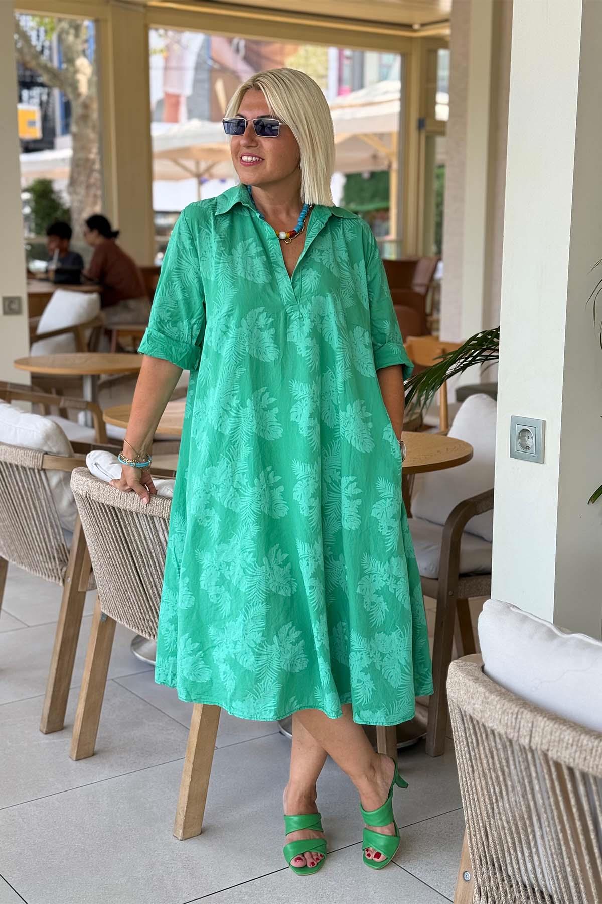 Nora – Suknelė su Lapų Raštu ir Atsipalaidavusia Išvaizda